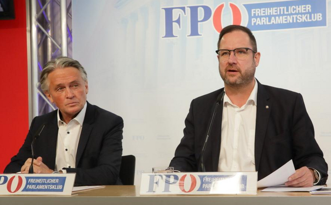 ORF-Stiftungsrat Peter Westenthaler (l.) und FPÖ-Mediensprecher Christian Hafenecker bei ihrer Pressekonferenz. 