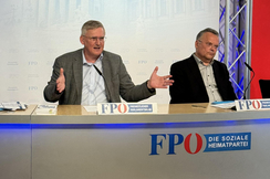 Univ. Doz. Dr. Hannes Strasser (l.) und FPÖ-Nationalratsabgeordneter Gerald Hauser bei ihrer Pressekonferenz. 