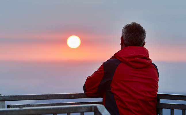 Norbert Hofer blickt in den Sonnenaufgang