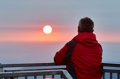 Norbert Hofer blickt in den Sonnenaufgang