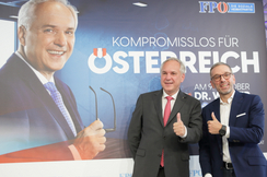 FPÖ-Bundespräsidentschaftslandidat Walter Rosenkranz (l.) mit Bundesparteiobmann Herbert Kickl bei der Plakatpräsentation am Donnerstag in Wien.