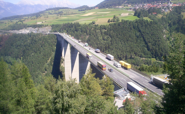 Höhere Brenner-Maut von Zustimmung der Nachbarländer abhängig - transitgeplagte Tiroler haben das Nachsehen (Bild: Europabrücke beim Brenner).