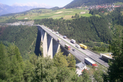 Höhere Brenner-Maut von Zustimmung der Nachbarländer abhängig - transitgeplagte Tiroler haben das Nachsehen (Bild: Europabrücke beim Brenner).