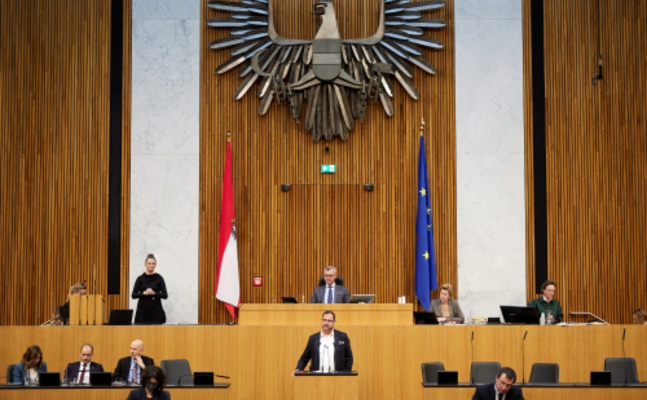 FPÖ-Mediensprecher Christian Hafenecker im neu sanierten Parlament.