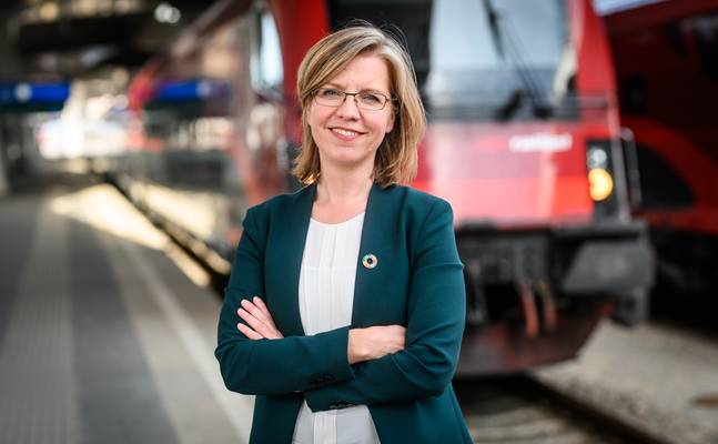 Die grüne Verkehrsministerin Leonore Gewessler sah tatenlos zu, wie die Streik-Situation bei den ÖBB eskalierte.