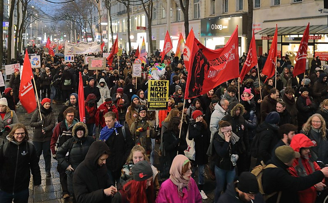 Die freiheitlichen Generalsekretäre Harald Vilimsky und Christian Hafenecker sind entsetzt über die Auswirkungen der linken Demo gegen die Regierung am Samstag, wo 17.000 Demonstranten die Wiener Innenstadt und damit auch die Wirtschaft und den Verkehr lahmlegten.