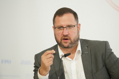 FPÖ-U-Ausschuss-Fraktionsführer Hafenecker: "Ausscheiden von Ex-Justizminister Brandstetter aus dem VfGH als Vorbild für Wolfgang Sobotka."