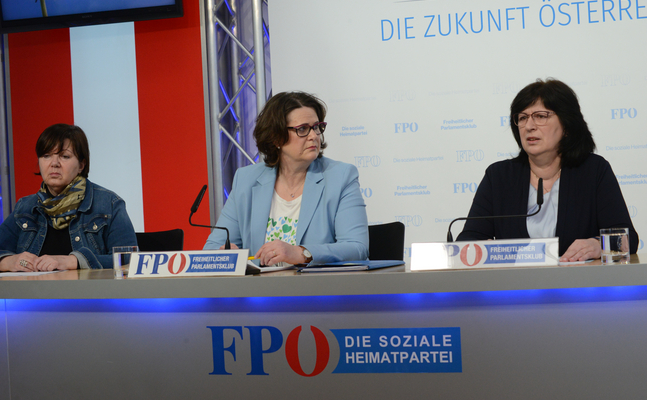 Wiens FPÖ-Frauensprecherin Veronika Matiasek, FPÖ-Familiensprecherin Edith Mühlberghuber und FPÖ-Frauensprecherin Rosa Ecker (v.l.) bei ihrer gemeinsamen Pressekonferenz heute, Montag, anlässlich des beborstehenden Internationalen Frauentages am morgigen 8. März.