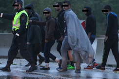 Statt effektivem Grenzschutz bietet der ÖVP-Innenminister ein bequemes "Welcome Service" für illegale Migranten.