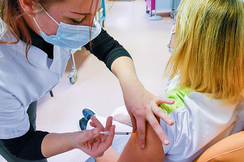 Menschenverachtender Wiener Bürgermeister will kleine Kinder in die experimentelle Impfung treiben!