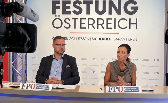 FPÖ-Generalsekretär Christian Hafenecker und -Verfassungssprecherin Susanne Fürst bei ihrer Pressekonferenz in Wien.