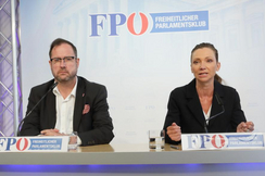 FPÖ-U-Ausschuss-Fraktionsführer Christian Hafenecker und -Verfassungssprecherin Susanne Fürst bei ihrer Pressekonferenz in Wien. 
