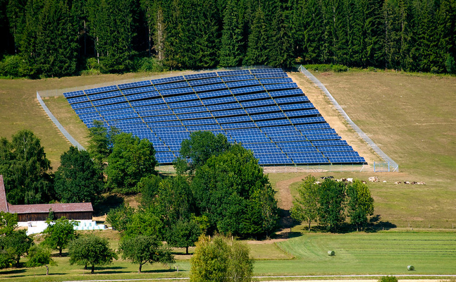 Eine Petition gegen die Versiegleung von Ackerböden mit Photovoltaik-Anlagen brachte nun die FPÖ im Parlament ein.