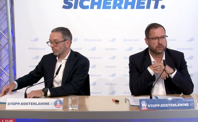 FPÖ-U-Ausschuss-Fraktionsführer Hafenecker bei der gemeinsamen Pressekonferenz mit Parteichef Kickl in Wien.