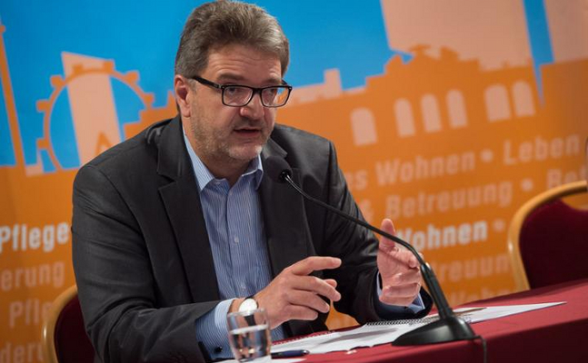 Wiens Gesundheitsstadtrat Peter Hacker verglich die Erhebungen zu Migranten unter Mindestsicherungsbeziehern mit der Datensammlung der Nazis zu Juden und sorgte damit für Empörung bei der FPÖ, die seinen Rücktritt fordert.