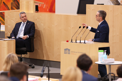 FPÖ-Bundesparteiobmann Herbert Kickl spricht ÖVP-Kanzler Karl Nehammer (l.) im Nationalrat das Misstrauen aus.