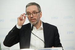 FPÖ-Bundesparteiobmann Kickl fordert Garantieerklärung von Kanzler Nehammer gegen EU-Beitritt der Ukraine im Schnellverfahren.