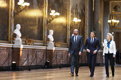EU-Ratspräsident Charles Michel, Frankreichs Präsident Emmanuel Macron und EU-Kommissionspräsidentin Ursula von der Leyen (v. l.).