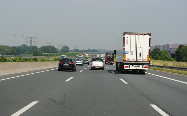 Tempolimit auf Autobahnen: Nach Geld soll den Autofahrern jetzt auch noch wertvolle Zeit gestohlen werden.