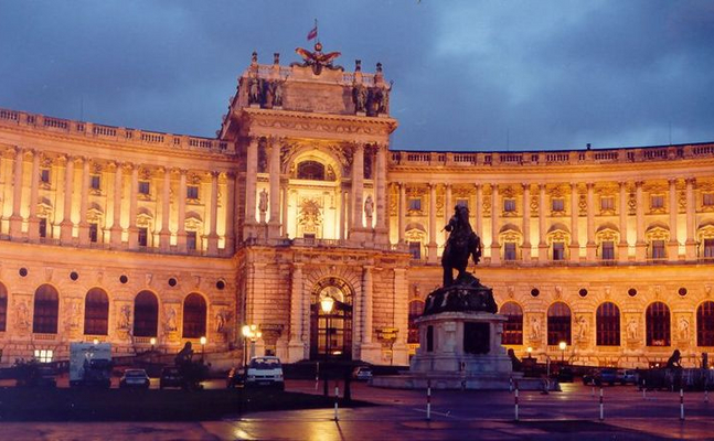 Der freiheitliche Kultursprecher und Klubobmann Walter Rosenkranz begrüßt die Anbindung des "Hauses der Geschichte" in der Hofburg an das Parlament.