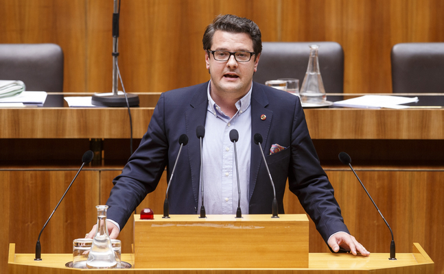 FPÖ-Bildungssprecher Wendelin Mölzer erklärft den Ausbau der Ganztagesschulen als eines der Ziele der Bundesregierung, um berufstätige Eltern zu entlasten.