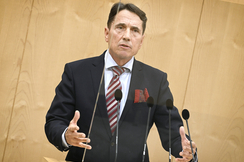 FPÖ-Wehrsprecher Bösch kritisiert im Nationalrat Verteidigungsministerin Tanners mediale Vermarktung von Bundesheer-Finanzierungsplan ohne vorherige Information der Wehrsprecher.