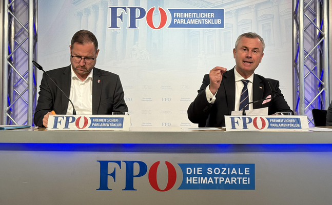 FPÖ-Generalsekretär Christian Hafenecker (l.) und der Dritte Nationalratspräsident Norbert Hofer bei ihrer Pressekonferenz in Wien.