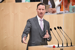 FPÖ-Parlamentarier Reifenberger fordert rechtliche Schritte der Verteidigungsministerin gegen linken Agitator Bohrn-Mena, der Bundesheer "Trottelverein" nannte.