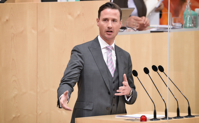 FPÖ-Parlamentarier Reifenberger fordert rechtliche Schritte der Verteidigungsministerin gegen linken Agitator Bohrn-Mena, der Bundesheer "Trottelverein" nannte.