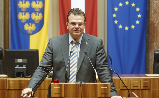 Der FPÖ-Fraktionsführer im BVT-U-Aussschuss, Hans-Jörg Jenewein, stellt Medienberichte zur Nachlieferung von Akten aus dem Innenministerium richtig.