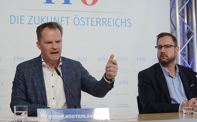 FPÖ-Umweltsprecher Rauch bei der gemeinsamen Pressekonferenz mit Verkehrssprecher Hafenecker: "Weltfremde und wirtschaftsfeindliche Maßnahmen von Gewessler schaden unserem Land!"