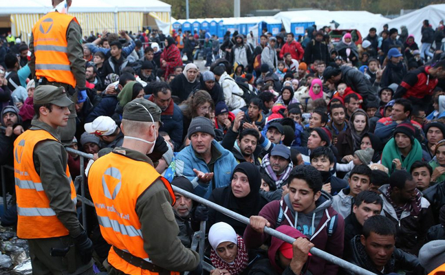Seit 2015 strömen illegale Migranten ungehindert nach Österreich - und die ÖVP-Innenminister sehen nur zu.