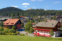 Um kleine und mittlere Beherbergungsbetriebe vor großen Hotelketten zu schützen, bedarf es eines Betten-Limits in den Tourismusregionen wie etwa hier im Tiroler Seefeld.