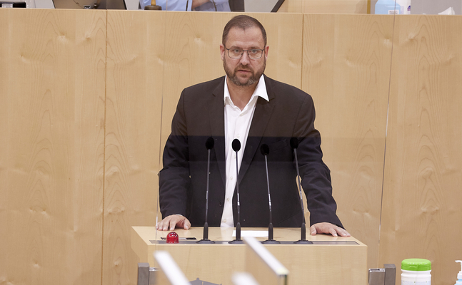 FPÖ-Verkehrssprecher Hafenecker beantragte im Nationalrat Ministeranklage gegen Gewessler wegen willkürlichen Straßenbaustopps.